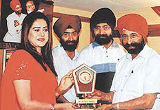 Actress Preeti Sapru receives the trophy