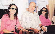 Anupam Kher flanked by Mahima and Urmila on the sets of Om Jai Jagdish