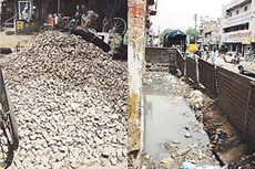 Piles of gravel on the road near the roundabout of Gurdwara Chhevi Patshahi and Christian Medical College, Ludhiana.