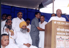 The Haryana Chief Minister, Mr Om Parkash Chautala speaking at the Shraman-Sangh Chaturth Pattadhar of Poojniya Shri Shiv Muni Ji Maharaj on acharya Pad Mahotsva in New Delhi on Monday. The Union Minister of Chemicals and Fertilisers, Mr Sukhdev Singh Dhindsa and Mr Chandraswamy are also seen in the picture. 