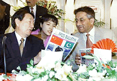 Chinese Prime Minister Zhu Rongji (left) confers with Pakistan's military ruler Gen Pervez Musharraf during a lunch.