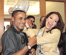 WBA middleweight champion Felix �Tito� Trinidad gets crowned by Miss Universe 2001, Denise M. Quinones August, at a meeting between the two Puerto Rican titleholders at the Luis Munoz Marin International Airport in San Juan, Puerto Rico, on Sunday.