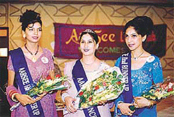 Ms Anju, Aar Cee Princess, flanked by the first and second runners-up in Ludhiana. 