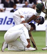 England batsman Alec Stewart comforts Pakistan fast bowler Shoaib Akhtar after he injured his leg while bowling during the third day of the first Test at the Lords on Saturday. 