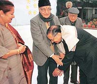 Justice D.V. Sehgal, Lok Pal, Punjab, touches the feet of Padmashri G.P. Chopra after being felicitated at the KBDAV Public School, Sector 7, Chandigarh, on Monday.