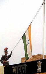 A BSF jawan unfurls the Indian flag
