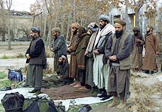 Taliban soldiers pray outside Kabul prison after their release on Thursday. 