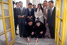 apan's Democratic Party President and opposition leader Yukio Hatoyama, alongwith his wife, lays flowers