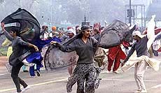 School children rehearsing for Republic Day Parade at Rajpath in New Delhi on Thursday.