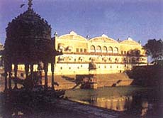 Alwar Museum and the Sagar in the foreground.