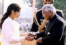 President K.R. Narayanan presents Ashok Chakra posthumously to Ms Saket Senger