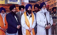 Member of Parliament and SHSASD president Jathedar Gurcharan Singh Tohra addresses a rally