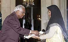 President K. R Narayanan presents a certificate to Dr Asifa Zamani, scholar of the Persian for 1999