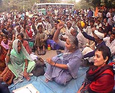 Medha Patkar and Arundhati Roy stage a dharna