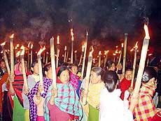 Hundreds of Meira Paibi