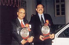 DDCA vice-president C K Khanna (right) and Ravi Gupta with the SRCC Alumi Awards.