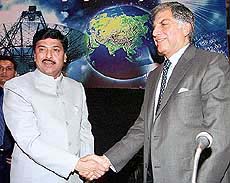 Ratan Tata, Chairman of the Tata Group, shakes hands with Pramod Mahajan, Indian Minister of Information and Technology.