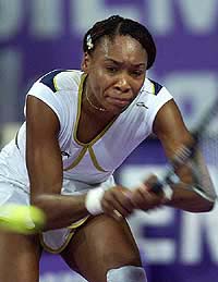 US Venus Williams plays a backhand to Russian Anna Kournikova 