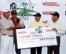 Harmeet Kahlon, winner of the Hero Honda Masters-2002, receiving the trophy .