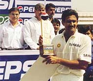 Anil Kumble with the Man of the Match trophy