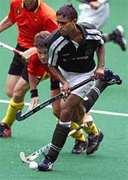 Shahbaz Ahmed of Pakistan outruns Xavier-Charles Letier of Belgium