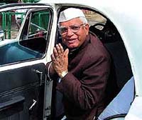 Senior Congress leader and Uttaranchal CM designate Narain Dutt Tiwari poses for the cameraman just before going to meet Sonia Gandhi outside her residence in the capital on Friday. 