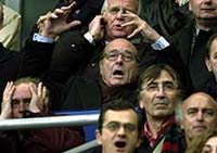 French President Jacques Chirac (c) reacts after France missed a try against England 