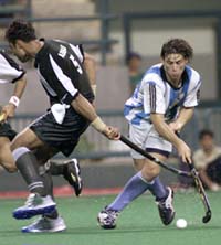 Argentina's Fernando Zylberberg dribbles past Pakistan's Sohail Abbas