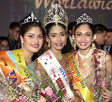 Miss South Africa India Sarika Sukdeo (centre) crowned Miss India World Wide 2002