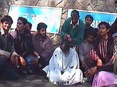 Jatinder Thakur, an activist of the National Students Union of India (NSUI), getting his head shaven