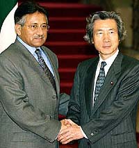 Visiting Pakistan President Pervez Musharraf shakes hand with Japanese Prime Minister
