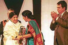 Union Information and Broadcasting Minister Sushma Swaraj presents the Lifetime Achievement Award