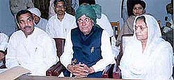 Haryana Chief Minister Om Prakash Chautala with Mr Harinder Singh Malik and Mrs Sumitra Mahajan of the ruling INLD