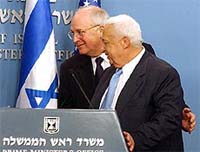 Israel Prime Minister Ariel Sharon (L) and US Vice-President Dick Cheney attend a news conference