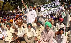 Activists of the Bharti Kissan Union (Punjab) hold a dharna outside Bangla Sahib Gurdwara in Delhi on Wednesday