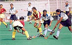 Tamil Nadu defenders trying to keep the ball 