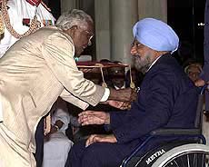 President K. R. Narayanan presents "Padma Bhushan" to Major Hari Pal Singh Ahluwalia