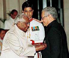 President K. R. Narayanan presents "Padma Vibhushan"