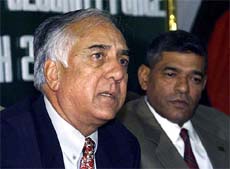 Gurbachan Jagat, Director General of the Indian Border Security Force, accompanied by Rezaqul Haider, Chief of Bangladesh Rifles