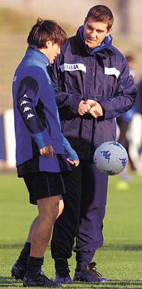 Italy players Vincenzo Montella (L, AS Roma) and Christian Vieri 