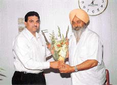 Mr S. L. Lotey, DSO, Ludhiana (left) presents a bouquet to Mr Amarjit Singh Kahlon