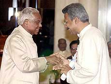 President K. R. Narayanan presents the Padma Shri Award