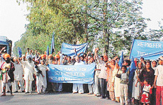 Members of the Dalit Dastan Virodhi Front begin their march to Rashtrapati Bhavan to protest against bonded labour, in Ludhiana on Monday.