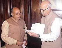 Himachal Chief Minister Prof. Prem Kumar Dhumal meets with Union Home Minister L. K. Advani