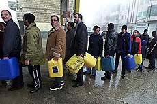 Palestinians queue for water