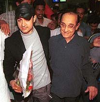 Aamir Khan being received by his father at Mumbai airport