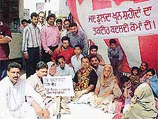 A city resident, Dilip Thapar, starts fast for the construction of a memorial at the birthplace of martyr Sukhdev Thapar in Ludhiana on Sunday.