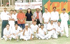 Indian women�s cricket team captain Anjum Chopra and director of Teri Dr R K Pachauri with the SAR Group team.