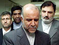 Iran's Oil Minister Bijan Zanganeh (C) stands after he visited the South Korean Ministry of Commerce, Industry and Energy in Seoul on Wednesday.