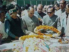 Chief Minister Prem Kumar Dhumal lays a wreath on the body of Mr J. B. L. Khachi